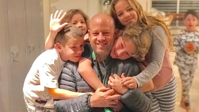 רונן מגן עם משפחתו