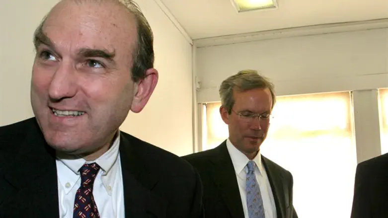 Elliot Abrams (left)