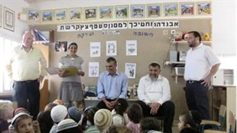 השר כחלון בגן ילדים בעינב