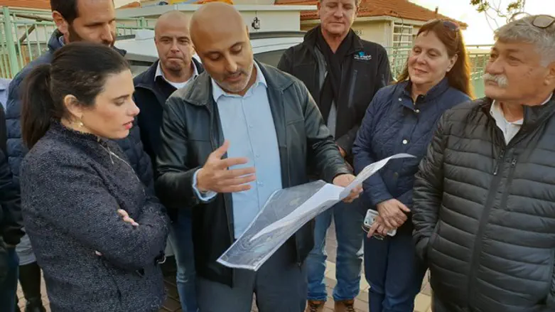 השרה שקד ביישוב ניל"י