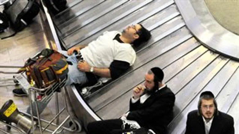 חסידי ברסלב ממתינים למזוודות. נתב"ג
