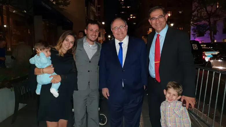 הזוג נגל וילדיהם עם נתי כהן- מנכל משרד התקשורת ודני דיין