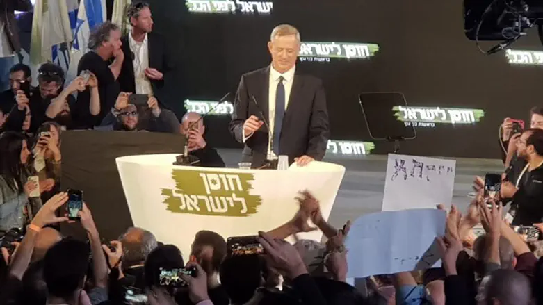 Бени Ганц, произносящий первую политическую речь