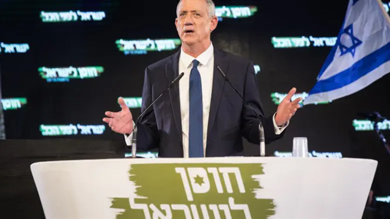 פרזנטור מושיע, פודה ומציל. בני גנץ נושא דברים