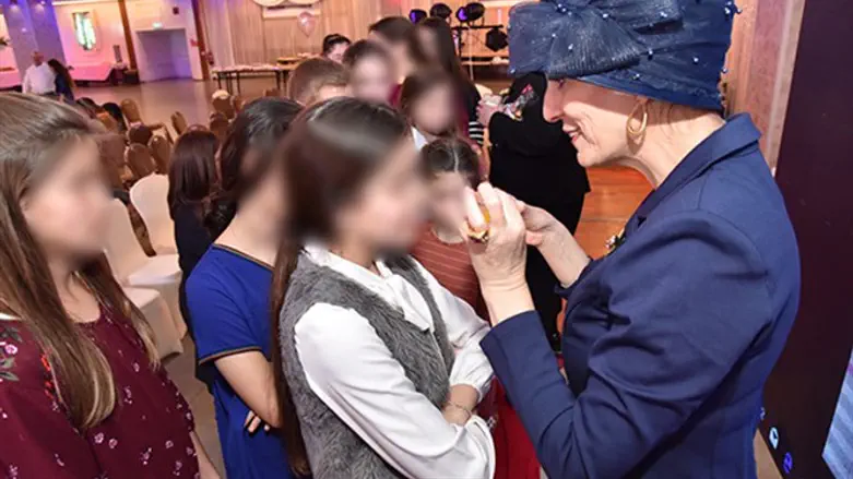 40 נערות יתומות חגגו בת מצווה משותפת