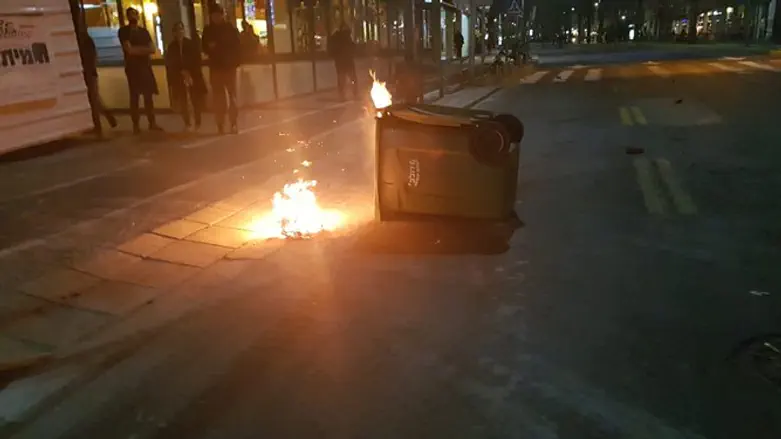 Перевернутый и сожженный мусорный бак в Тель-Авиве