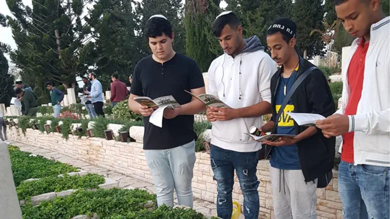 תלמידים בבית העלמין