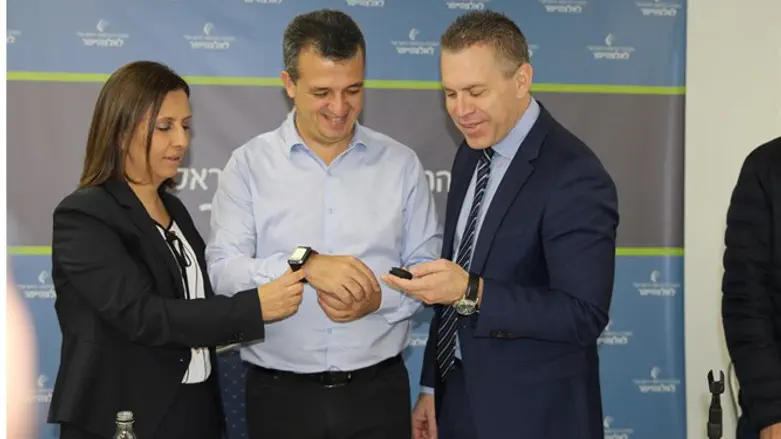 השקת הצמיד האלקטרוני