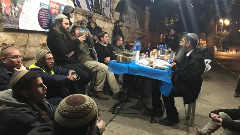 פעילי נחלה מול בית רה"מ