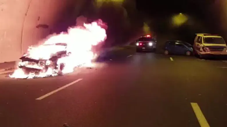 Горящая машина в туннеле Харель