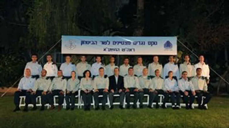 ברק והנגדים. הערב