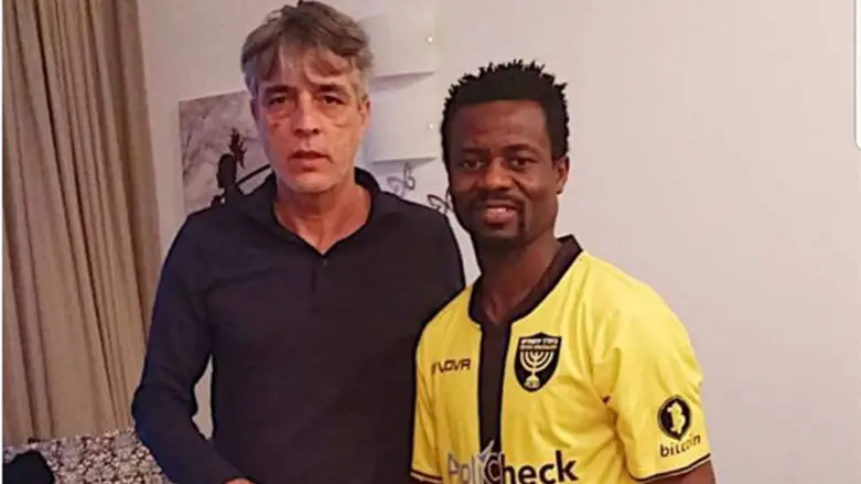 אנאן עם אלי אוחנה במעמד החתימה