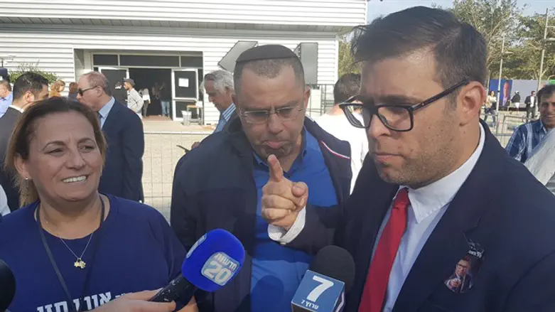 ח"כ אורן חזן ואמו בגני התערוכה