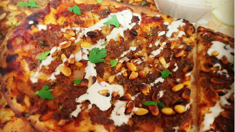 פיצה בשרית- לחמעג'ון