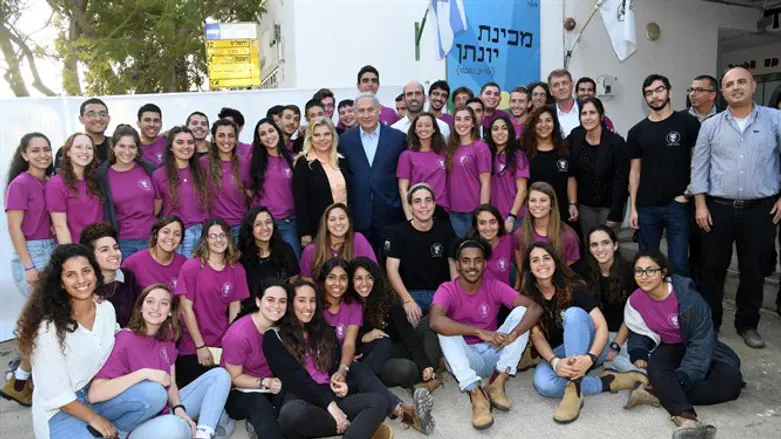 נתניהו ורעייתו במכינת "יונתן"
