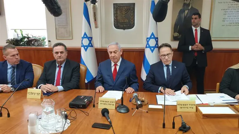 Netanyahu at cabinet meeting
