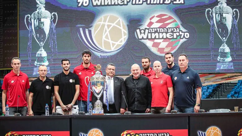 מי מהם יניף את הגביע?