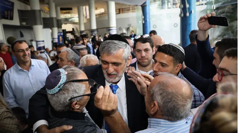 Eli Yishai among enthusiastic supporters