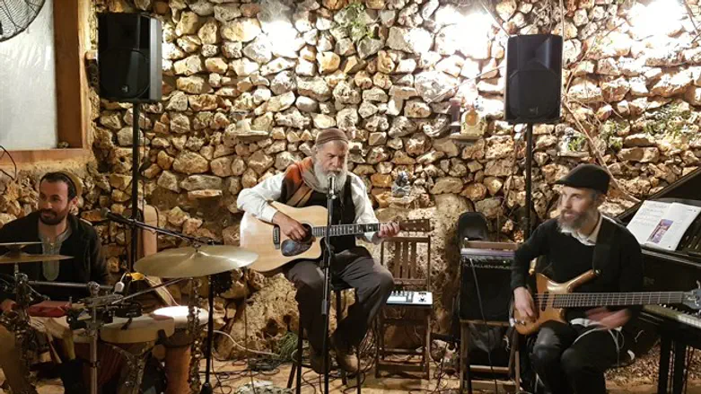 להתעורר מהשנ"צ של שבת. מוצש LIVE