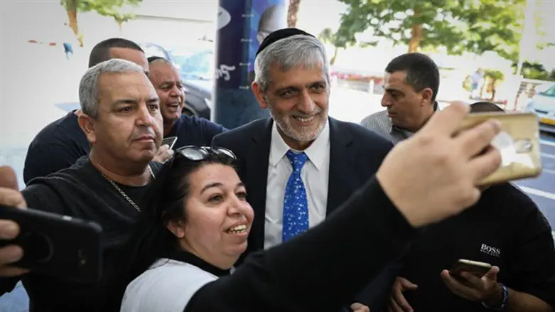 Eli Yishai with enthusiastic supporters