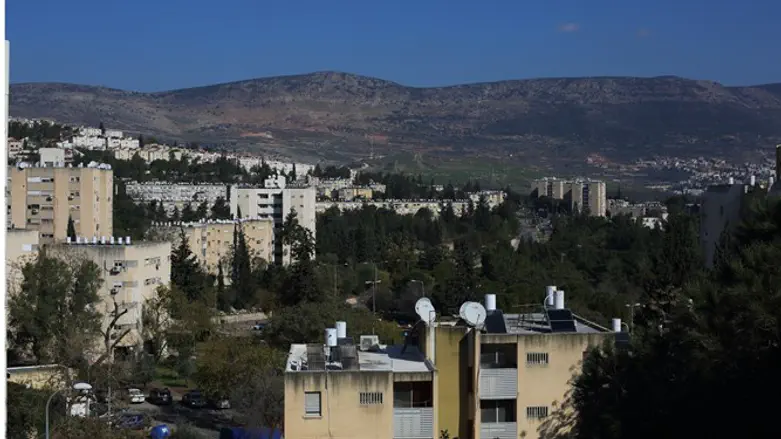 גורמים בעיר מעריכים כי 15-10 אחוזים מהאוכלוסייה בעיר הם אוכלוסייה ערבית. כרמיאל