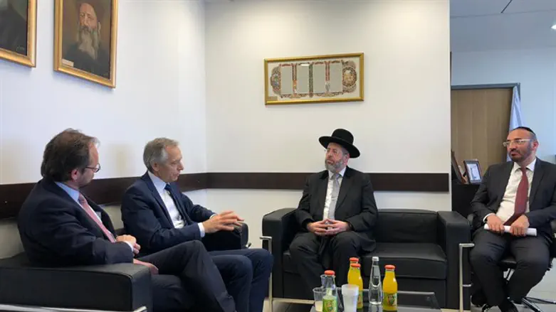 הרב לאו ומנכ"ל הרבנות במפגש עם הבכירים האירופים