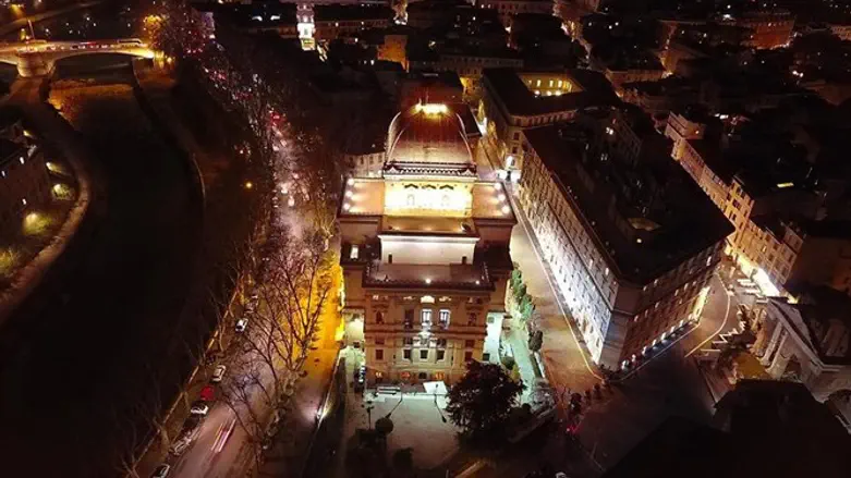 תמונה מהאויר של בית הכנסת הגדול ברומא, לאחר תוספת התאורה