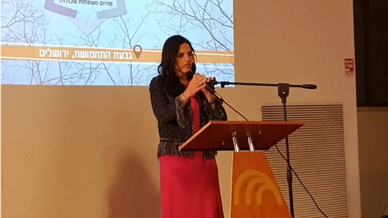 השרה שקד בכנס 'בוחרים בחיים'