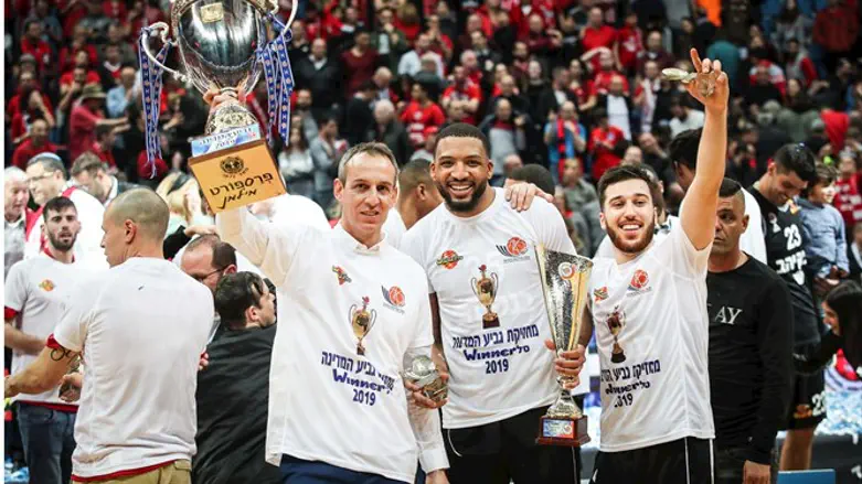 קטש חוגג גביע עם שחקניו. בקרוב גם אליפות?