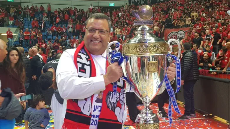 ראש העיר ליאון עם הגביע האדום