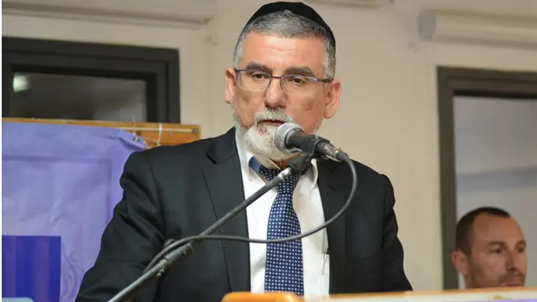 שיבח את העושים במלאכה. השר וקנין