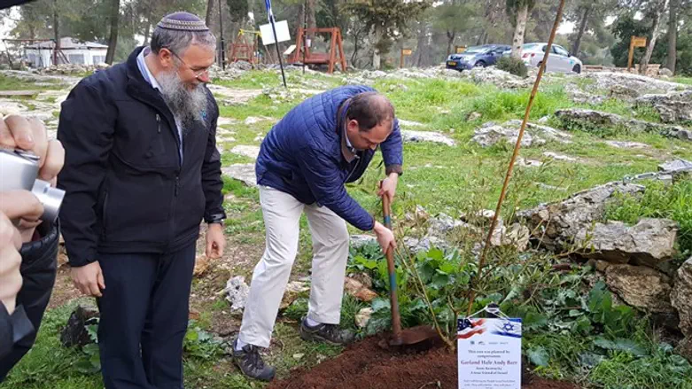 US Congressman plants tree in Oz VeGaon