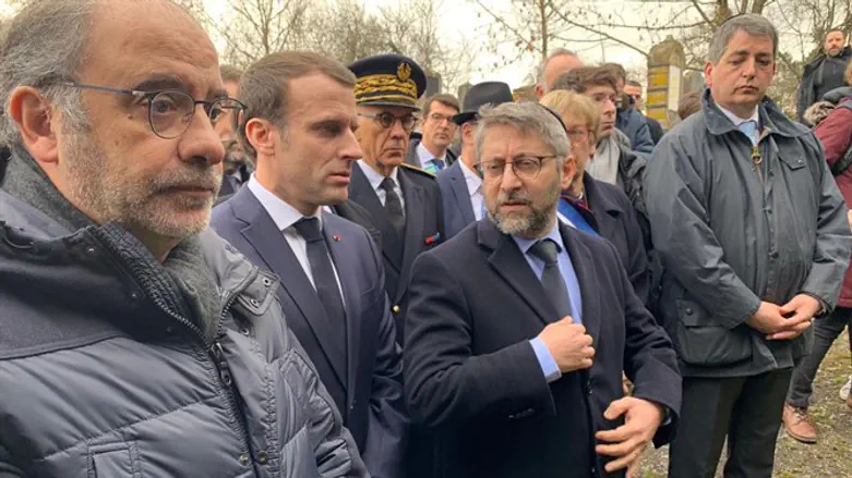 הרב קורסיה ומקרון בבית עלמין שחולל