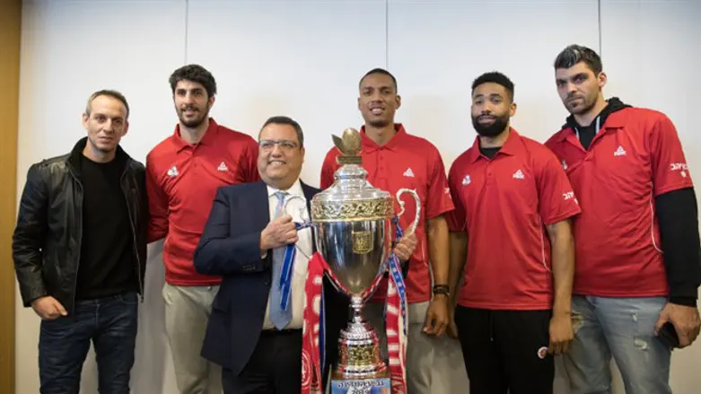 ראש העיר עם שחקני ירושלים ומאמנם היום