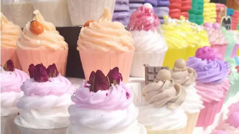 נערכים לחלוקה. סבוני ייצור עצמי