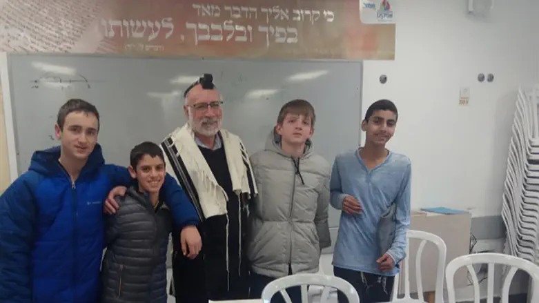 תלמידי תיכון תורה ומדע בכפר סבא המשכימים כל בוקר ללימוד הסוגיה היומית