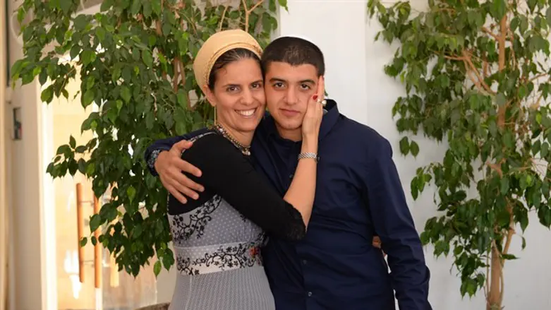 שלומית (חווה) סבג פרנסיס ז"ל עם בנה