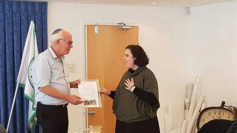 השר אריאל עם אחת הנערות שהשתתפו במפגש