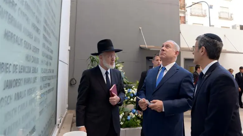 Rabbi Gabriel Davidovich (L) and Netanyahu