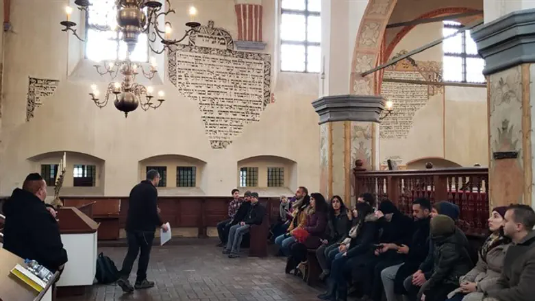 בבית הכנסת היהודי בטיקטין