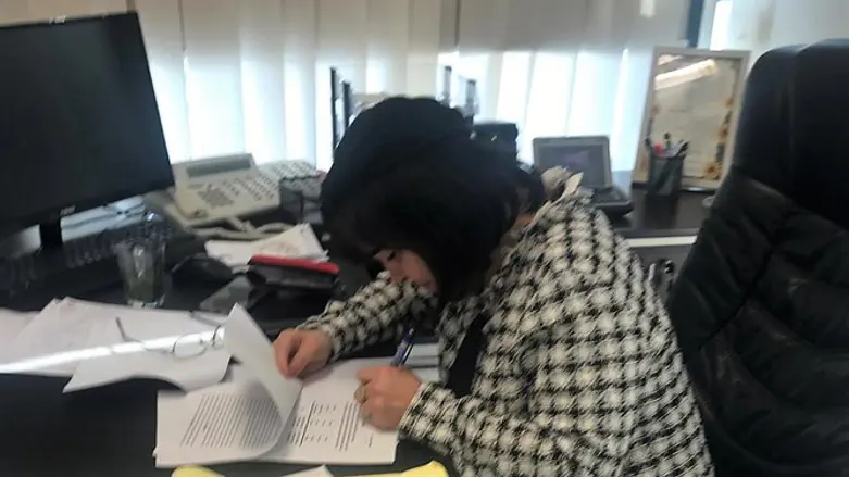 בלוך חותמת על ההסכם