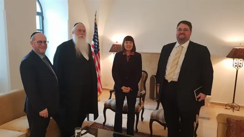 סגן השר פרוש בפגישתו עם הקונסולית