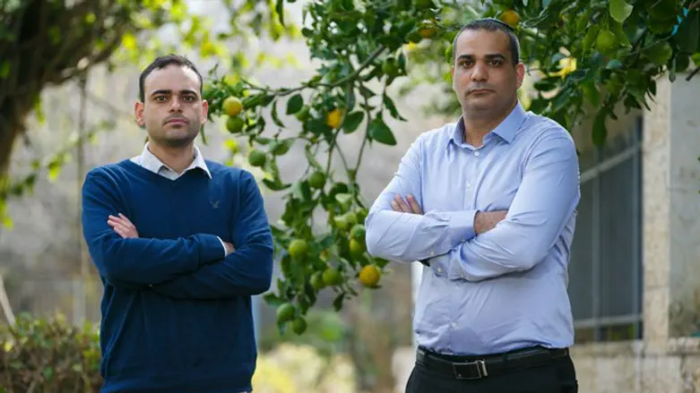 סוף סוף הכבוד של אבא חזר. דניאל (מימין) ואליה בר קפרא