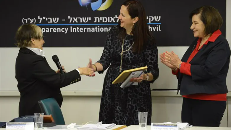 דינה זילבר מקבלת את הפרס