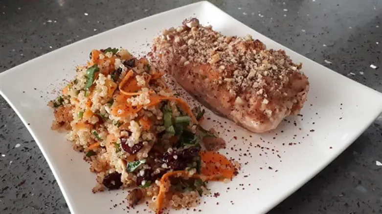 סלמון בקראסט לצד סלט קינואה