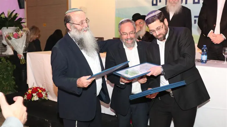 הרב בורשטין במעמד קבלת הפרס