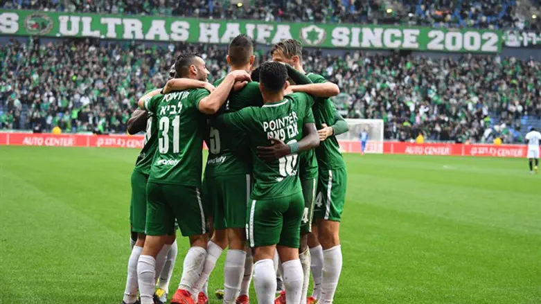 שחקני חיפה חוגגים באצטדיונם הביתי. גם הערב?