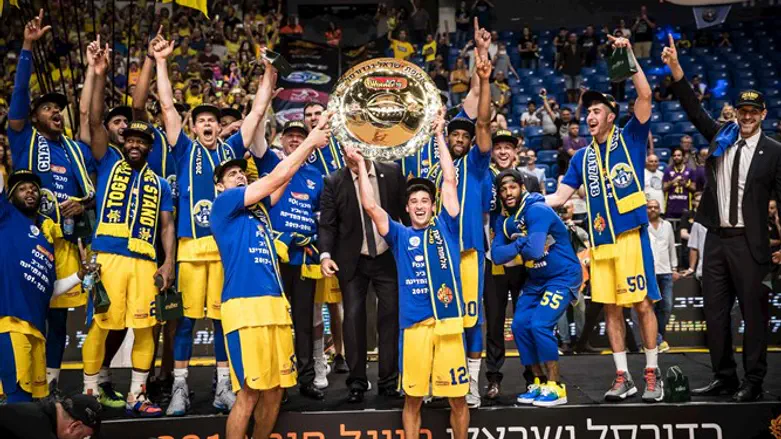 מכבי ת"א עם צלחת האליפות
