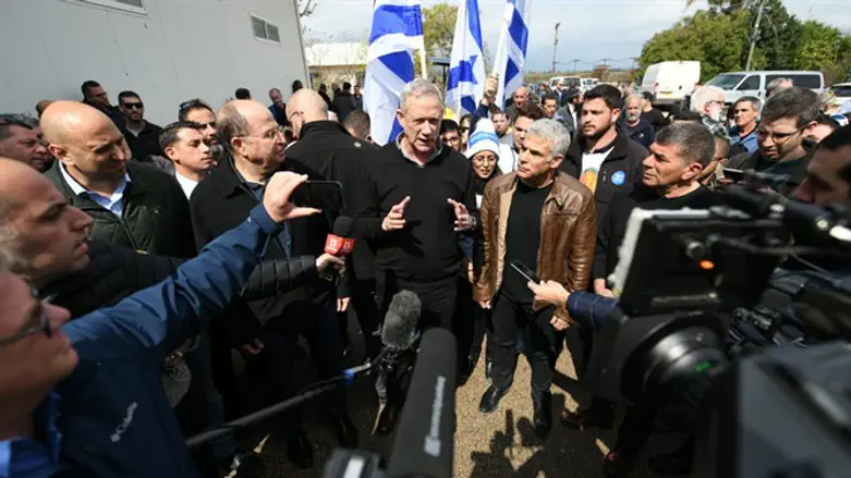 Ganz and Blue and White leaders