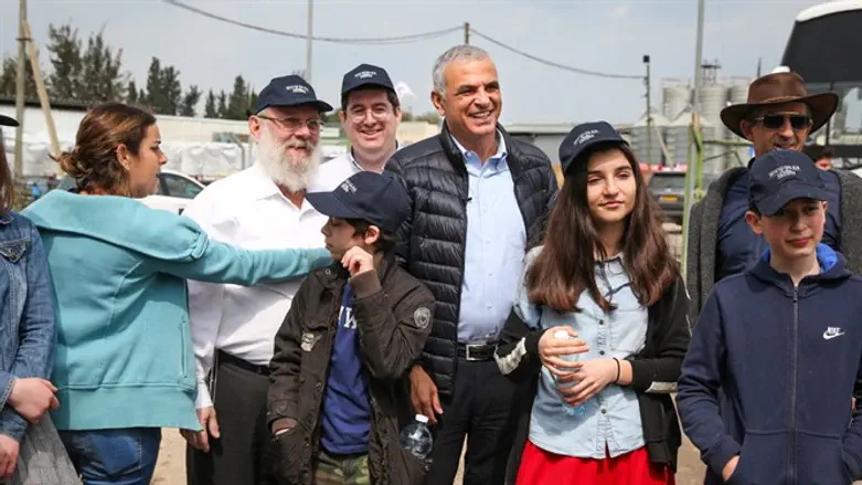 כחלון עם הנערים